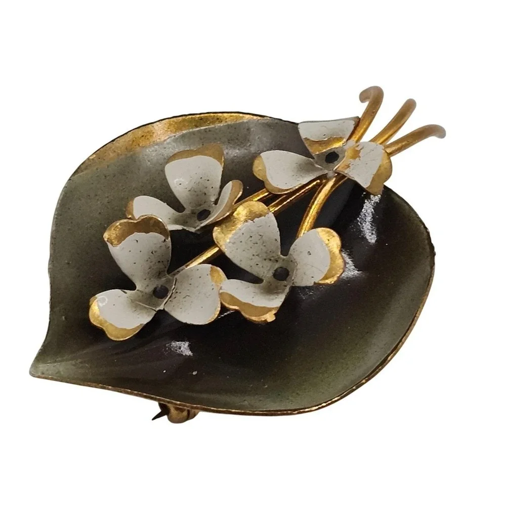 Vintage Enamel Flower Leaf Brooch Lily Pad Green Gold Tone White Floral‎ Pin